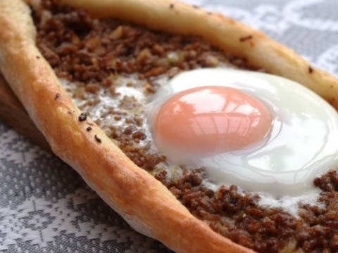 トルコ料理★黄身がとろり、卵とひき肉のピデ
